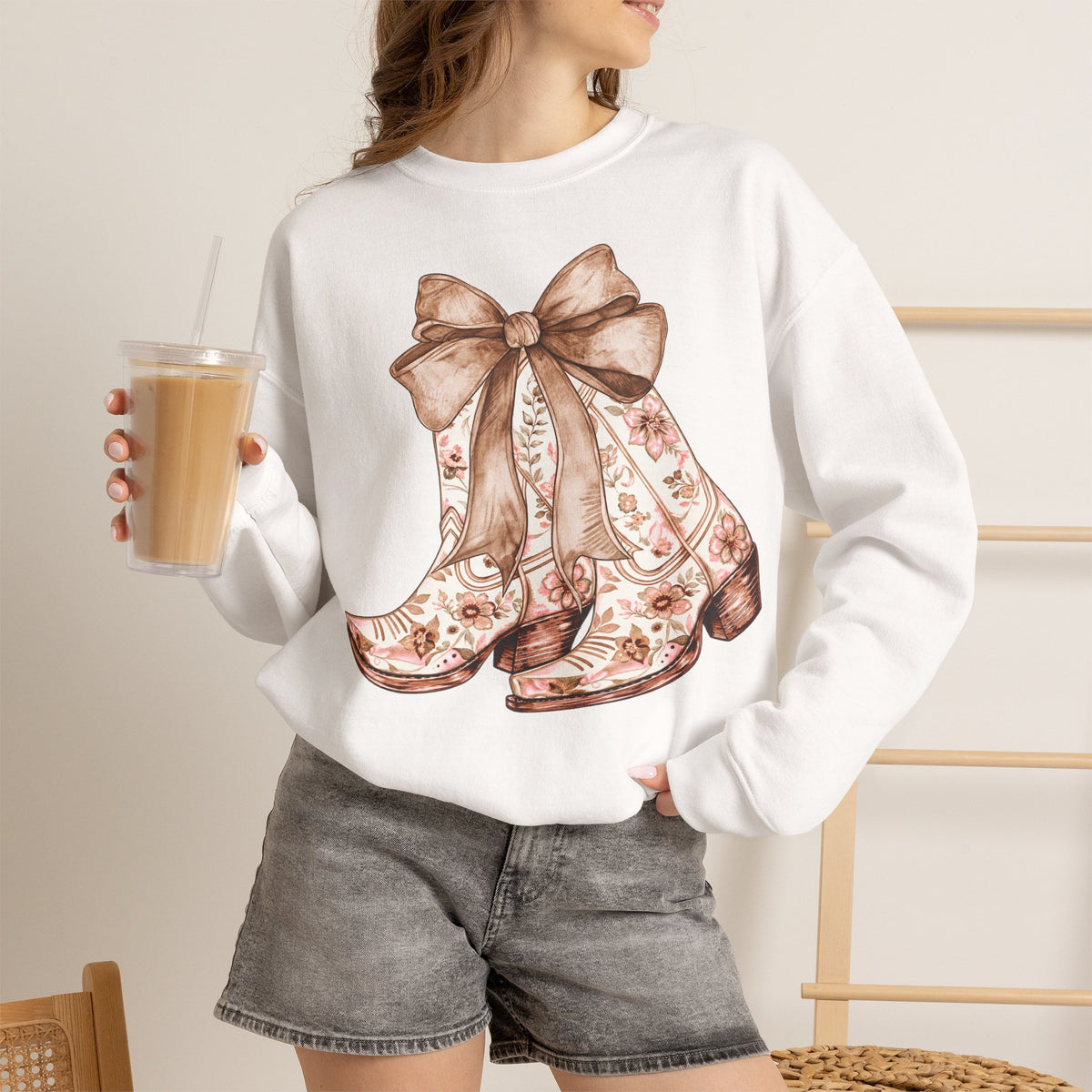Sweat Western Bohème – Bottes Fleuries & Nœud Vintage