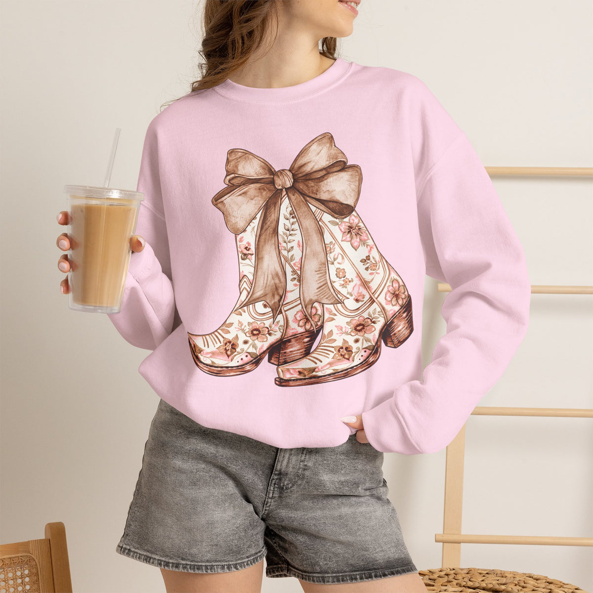 Sweat Western Bohème – Bottes Fleuries & Nœud Vintage