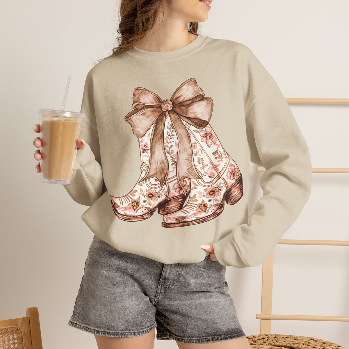 Sweat Western Bohème – Bottes Fleuries & Nœud Vintage